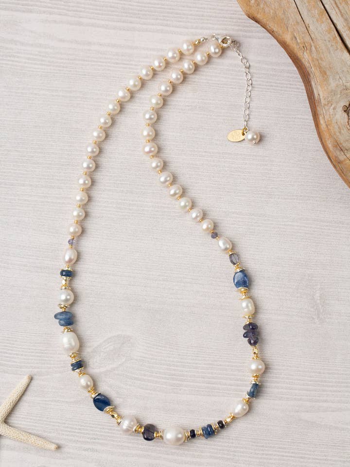 Collier Collage de Perles d'Eau Douce Seaside 21,5-23,5", Cyanite, Iolite pour la vente par Anne Vaughan Designs Jewelry