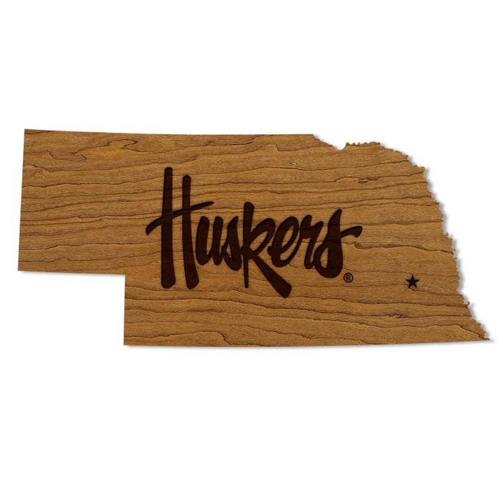 Université du Nebraska Huskers sur tenture murale d'État – Fabriqué en bois de cerisier et d'érable - Nebraska Huskers pour la vente par LazerEdge