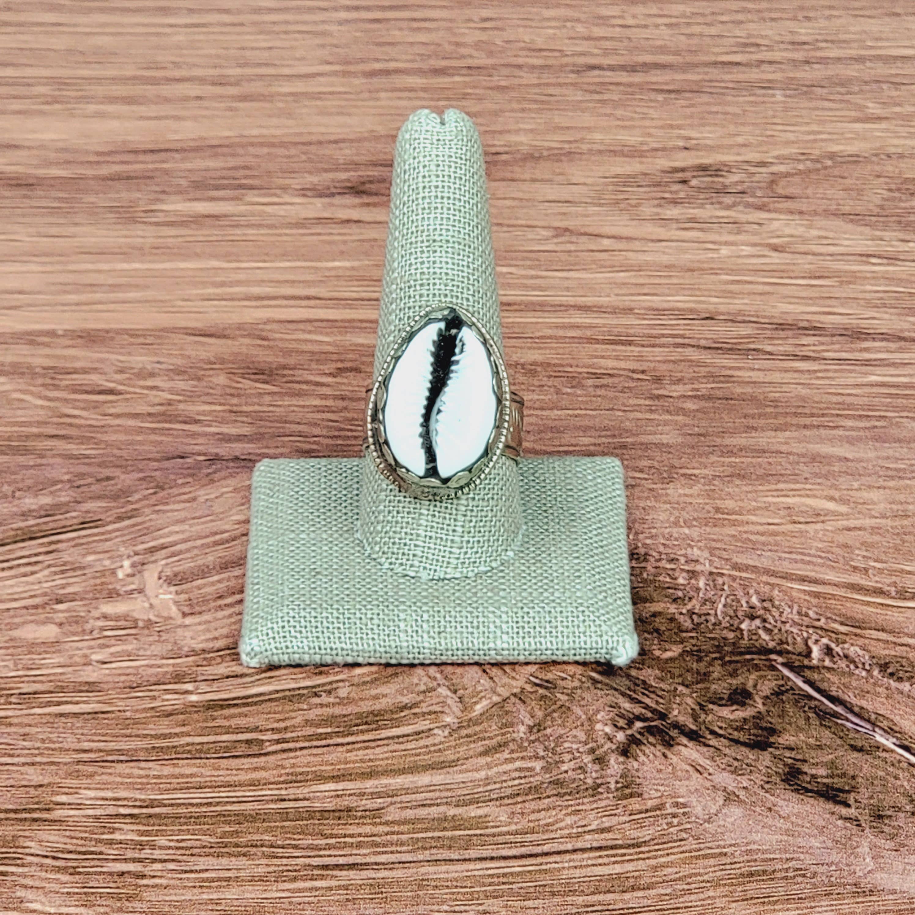 ZINC Designs - Vente Bague de cocktail/de cérémonie - Bague réglable tibétaine en coquillage cauri1