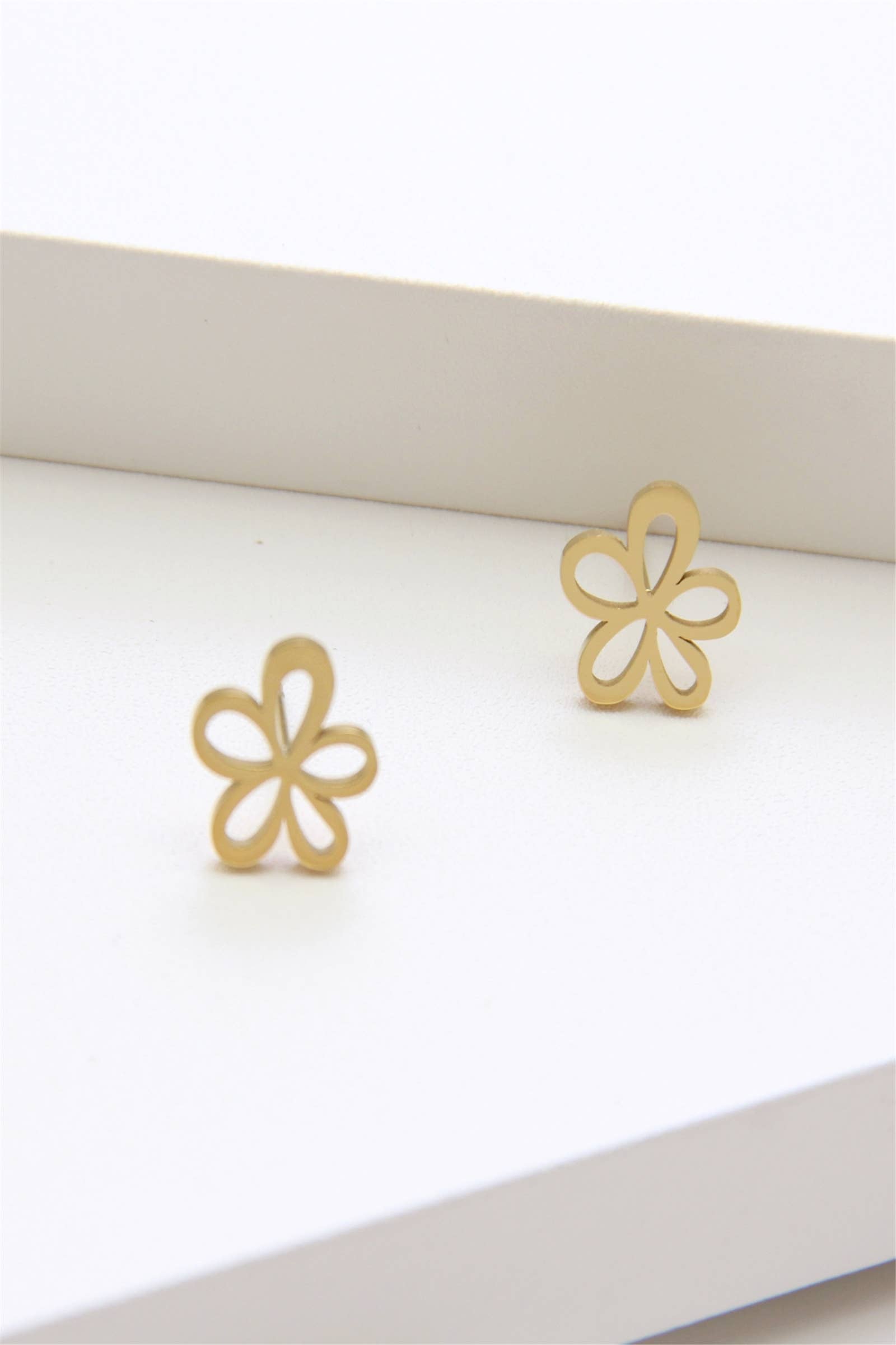 dorado Pendientes de botón flor recortada de venta al por mayor en Faire