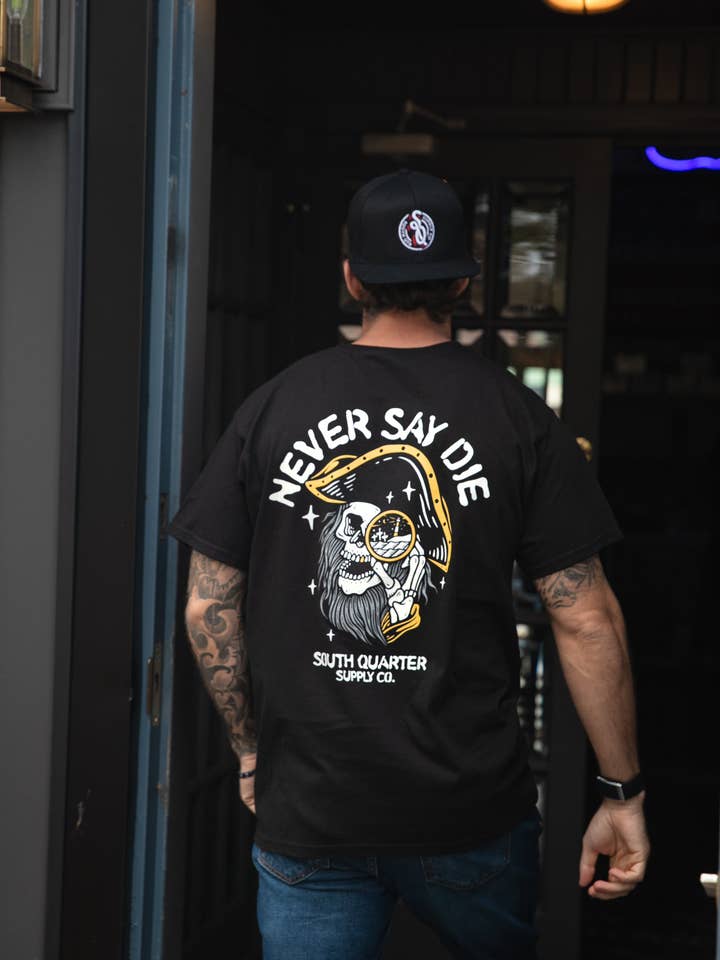 Never Say Die Black T-shirt por atacado de South Quarter