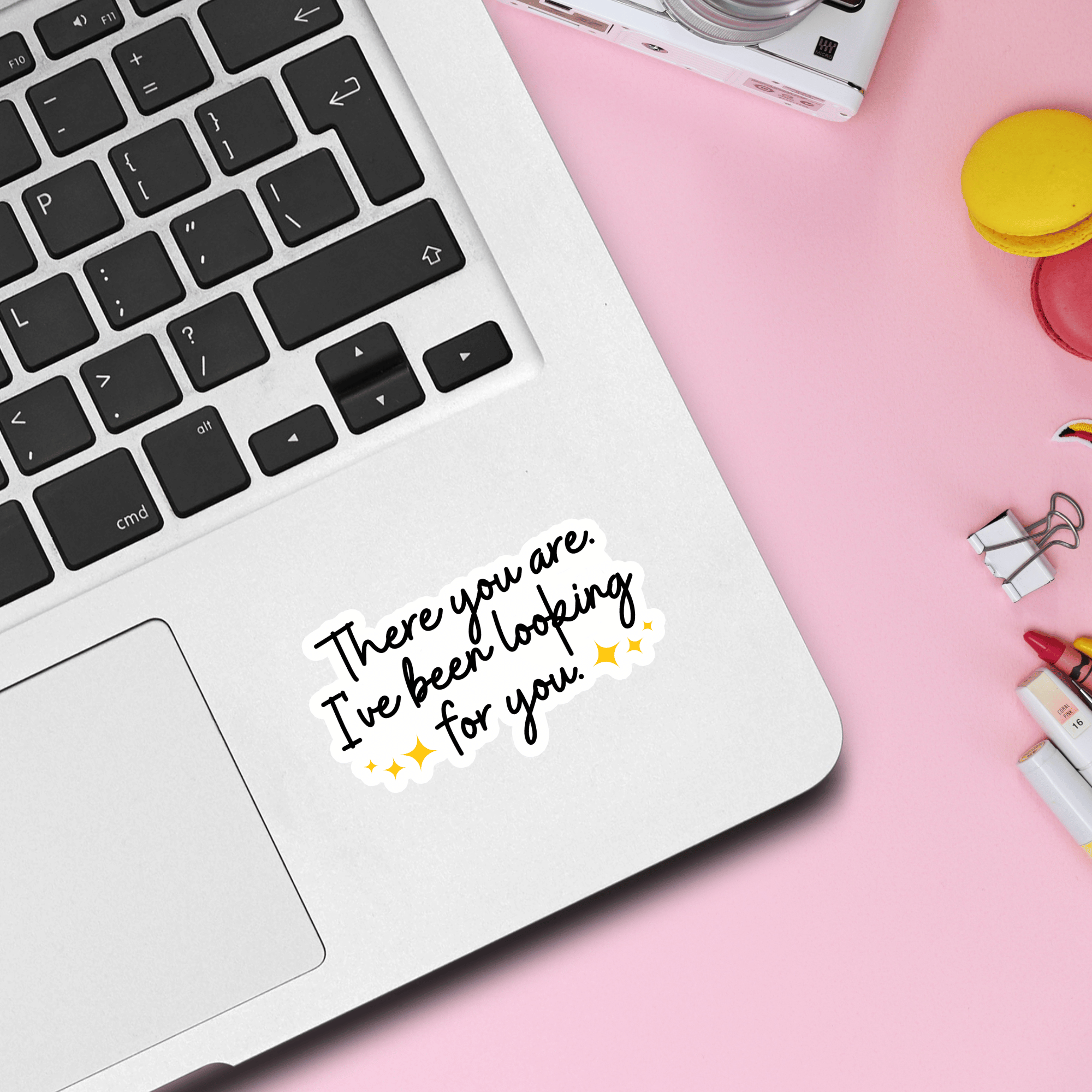 Bookish Queen - Vente Autocollant - Autocollants ACOTAR Citation de Rhysand - Te voilà (Officiellement licencié)1