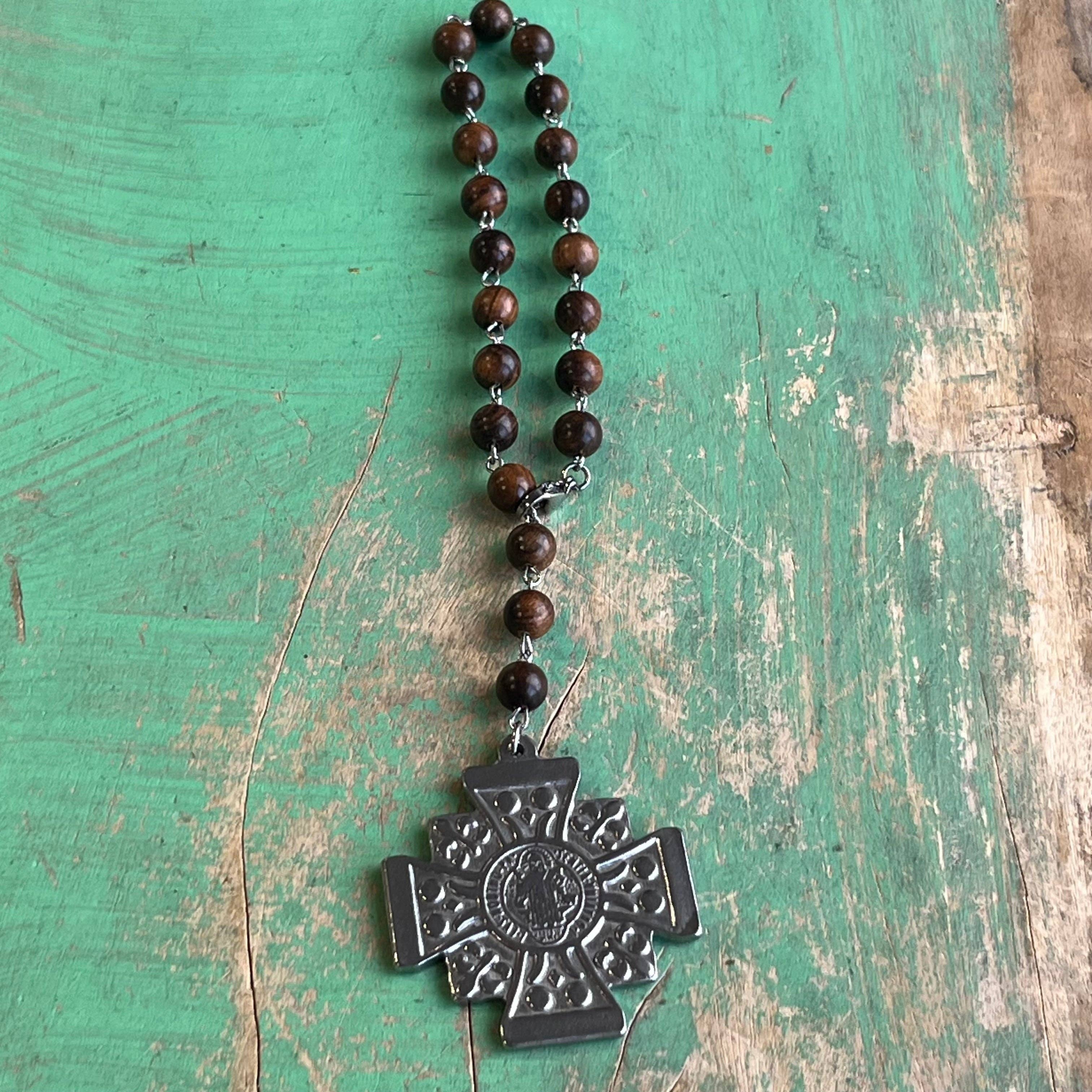 Love and Honor Jesus LLC – Großhandel Rückspiegeldeko – Unisex – St. Benediktus-Platz-Kreuz-Autosegen0