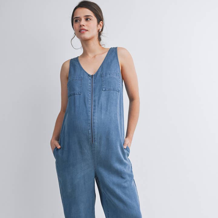 Mouwloze zwangerschapsdenim jumpsuit met zijzakken voor wholesale door Hello Miz
