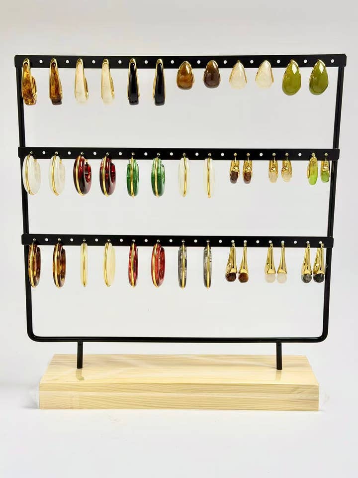 Lotto di 20 paia di orecchini in resina e acciaio, tendenza chic per la vendita all'ingrosso da parte di COSMOS