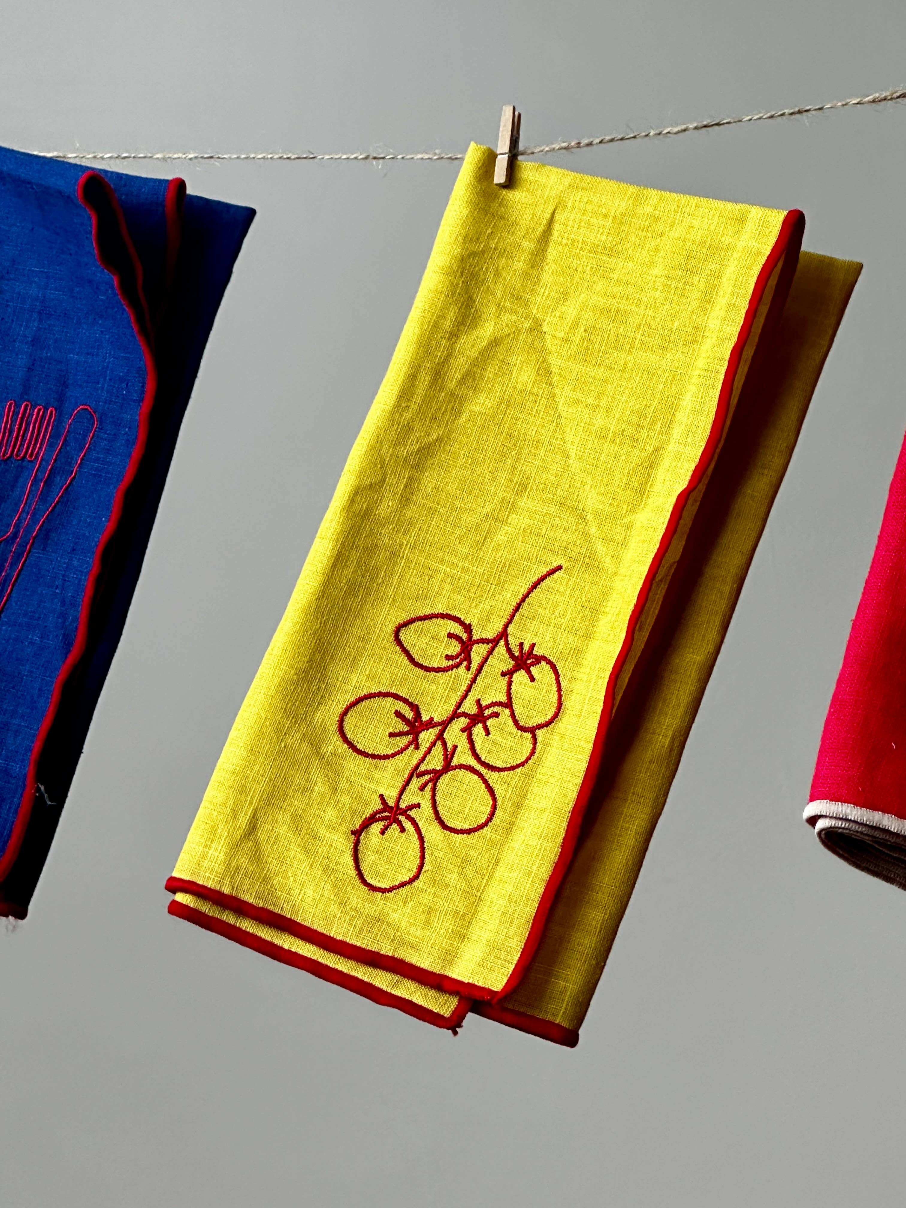 MÆGEN - Wholesale Dinner & Cloth Napkin - Linen Blend Napkins - Vine Tomatoes (Set of 2)4