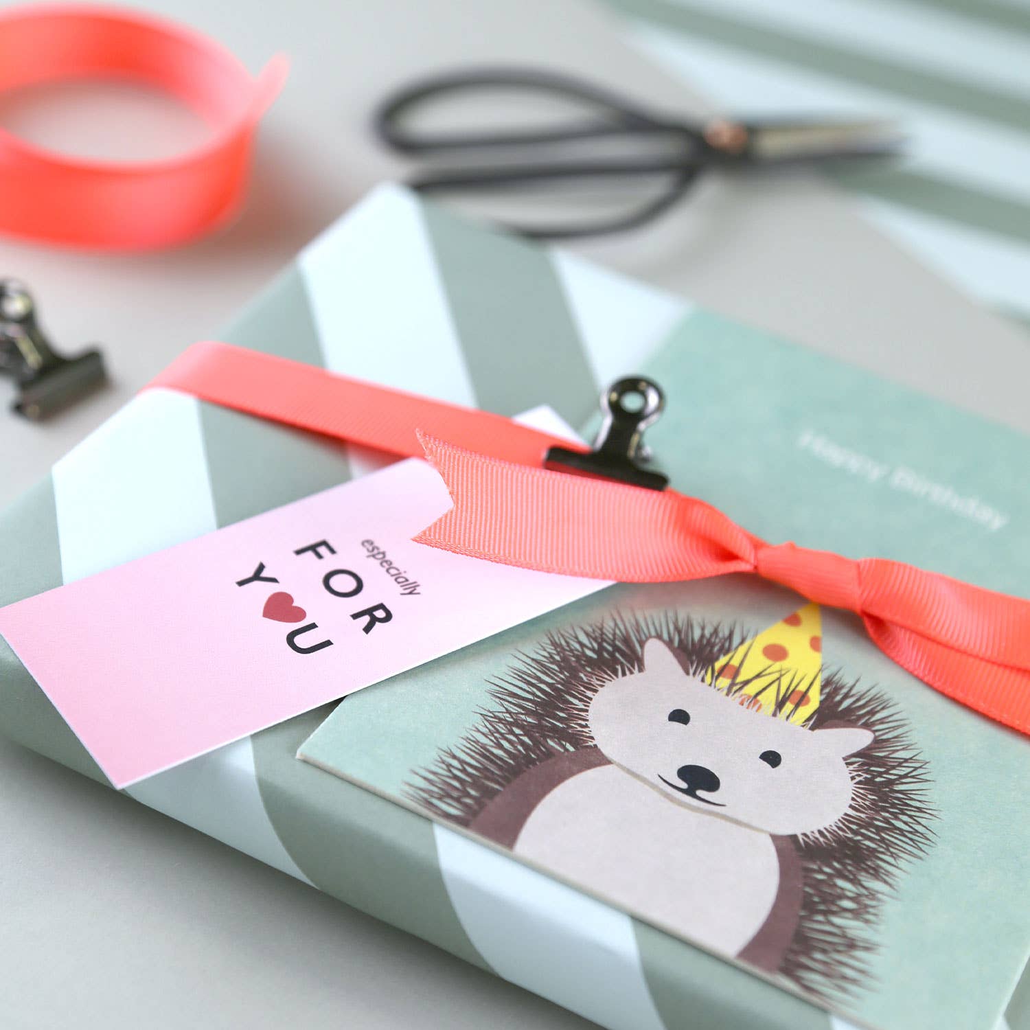 Kunst an Papier – papel de embrulho por atacado – Papel de embrulho listrado Cloe em tom sálvia1