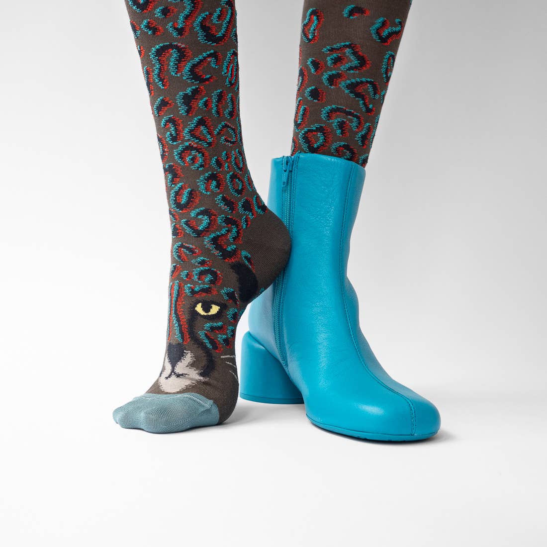 Bonne Maison - Wholesale Sokken - Uniseks - Khaki kniekousen met luipaardprint3