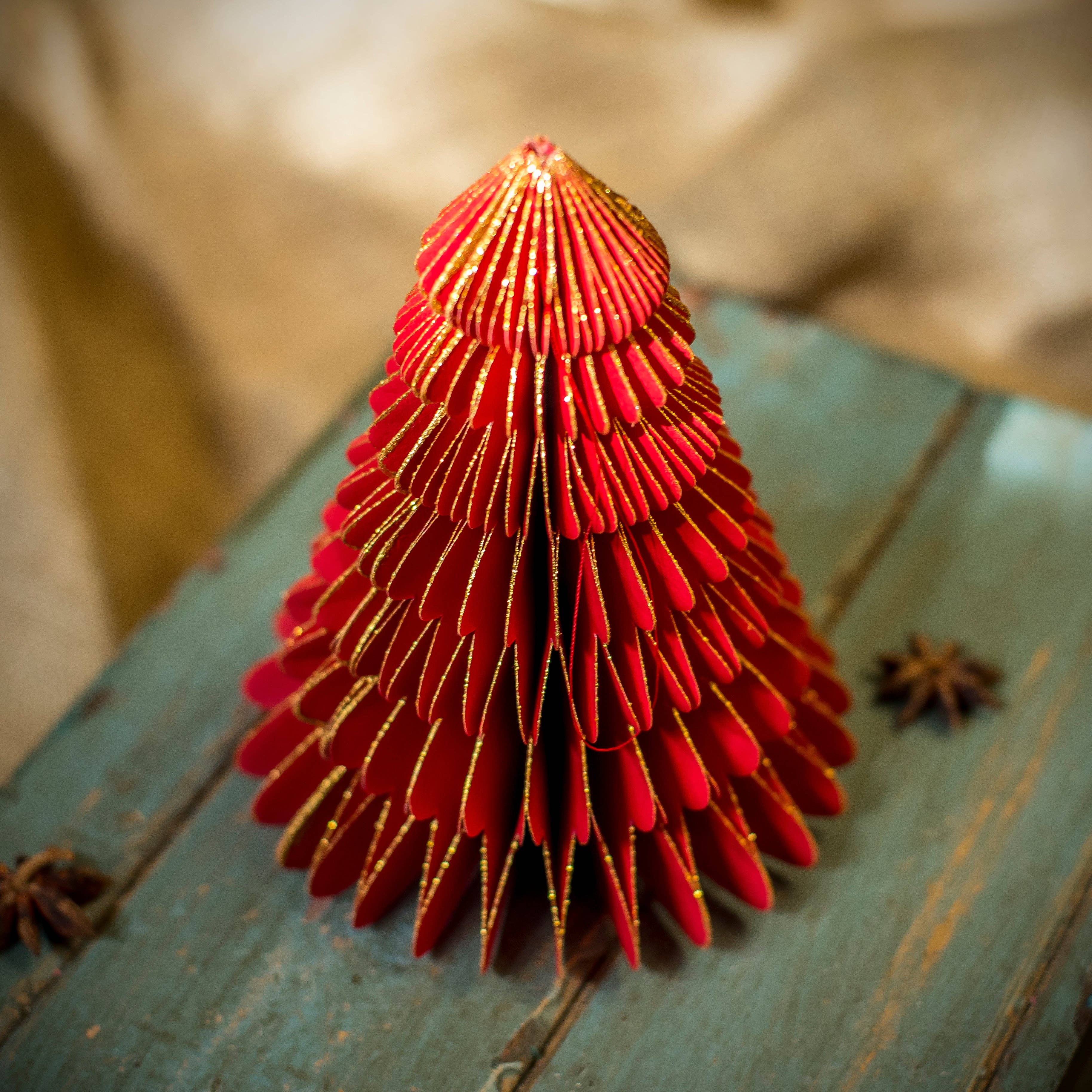 Moult - Vente Décoration de Noël - Arbres en nid d'abeille en papier rouge1