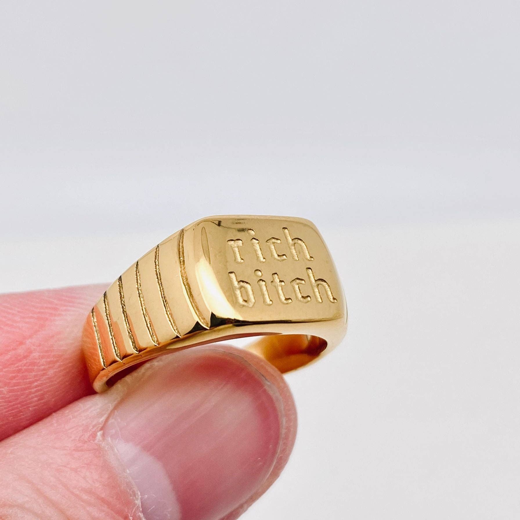 Mio Queena – wholesale Cocktail/statement ring – "Rich bitch" 18K Gold Plated Stainless Steel Ring - FGS4