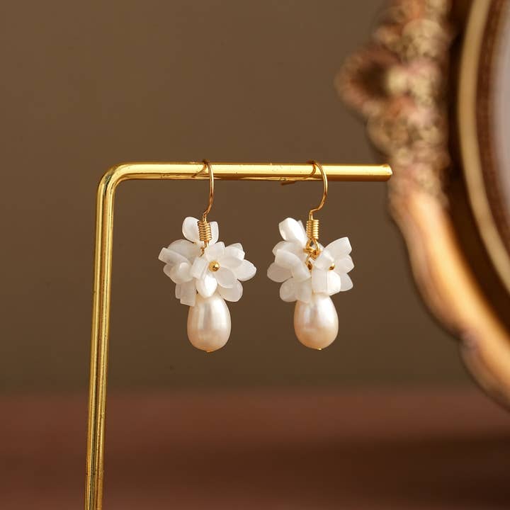 Weiße Blumen-Perlen-Ohrringe mit Haken, zarte florale Perlen-Ohrringe für den Großhandel von Drrtymagic