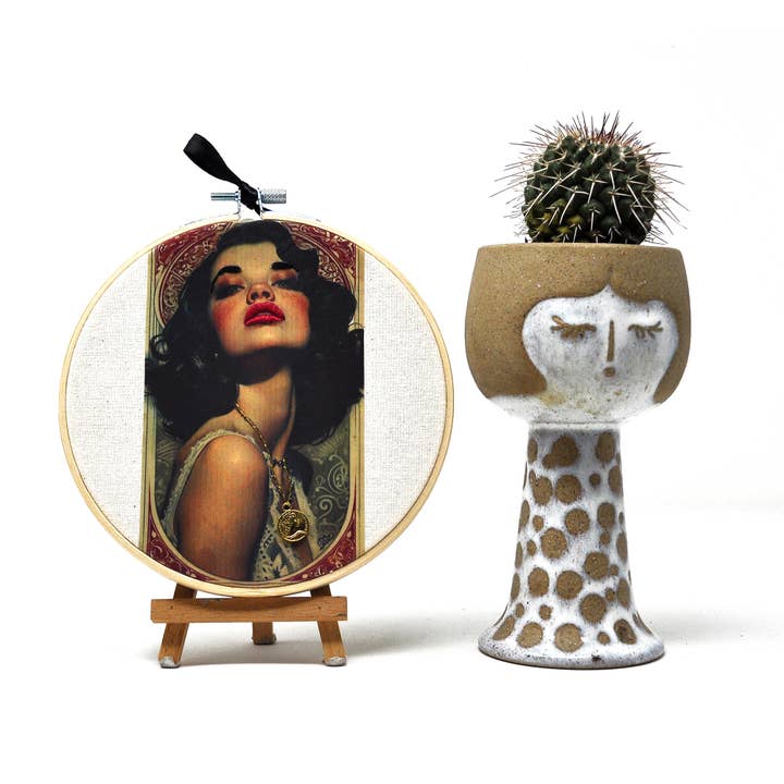 Vintageporträttdesign Broderi 15 cm för wholesale av Paparesta Accessories