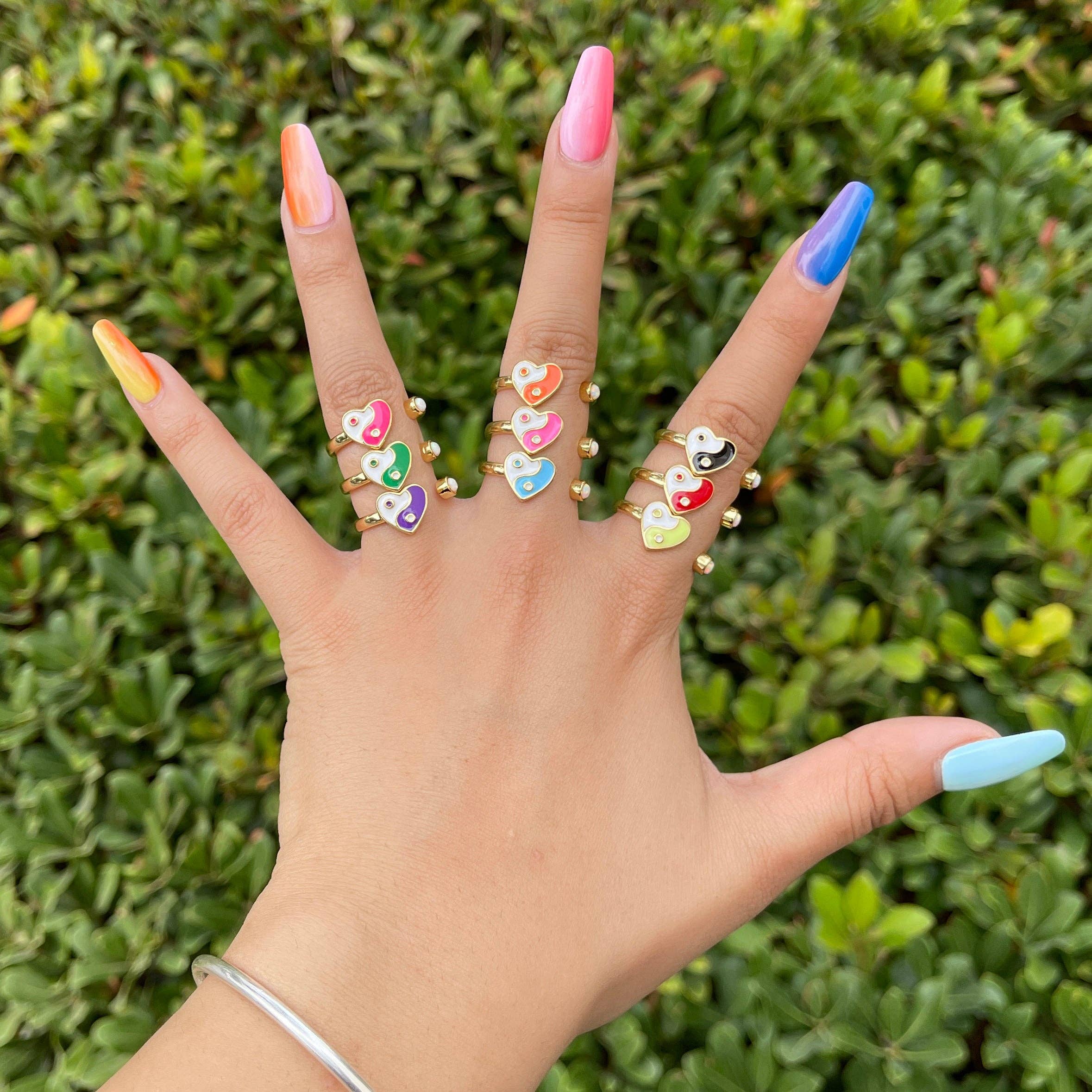 Aim Eternal - Vente Bague de cocktail/de cérémonie - Bague Yin Yang délicate, bague ouverte en forme de cœur ajustable en or, bague en émail fluo coloré, bague empilable noir, blanc, rose, bleu, vert pour femme11