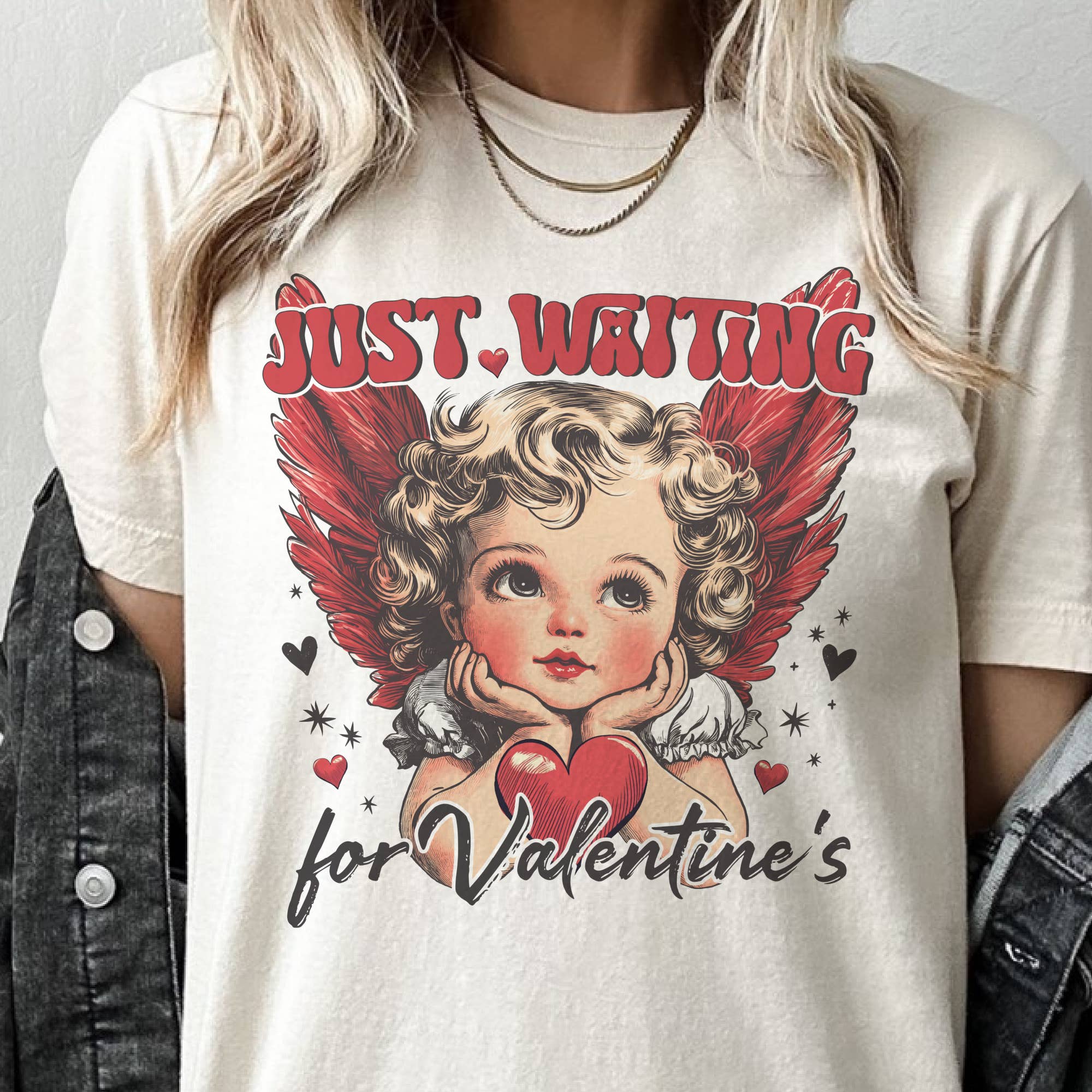 Par.tees by Party On! - Venta al por mayor Camiseta estampada - Unisex - Camiseta gráfica vintage de amor retro esperando a Cupido de San Valentín1
