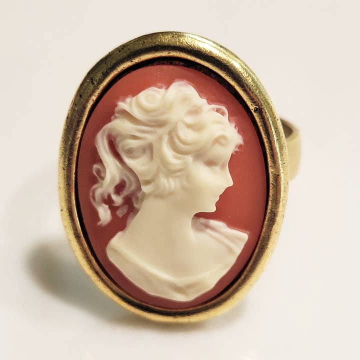 Grande bague en forme de camée Coral Classic pour la vente par Fizz