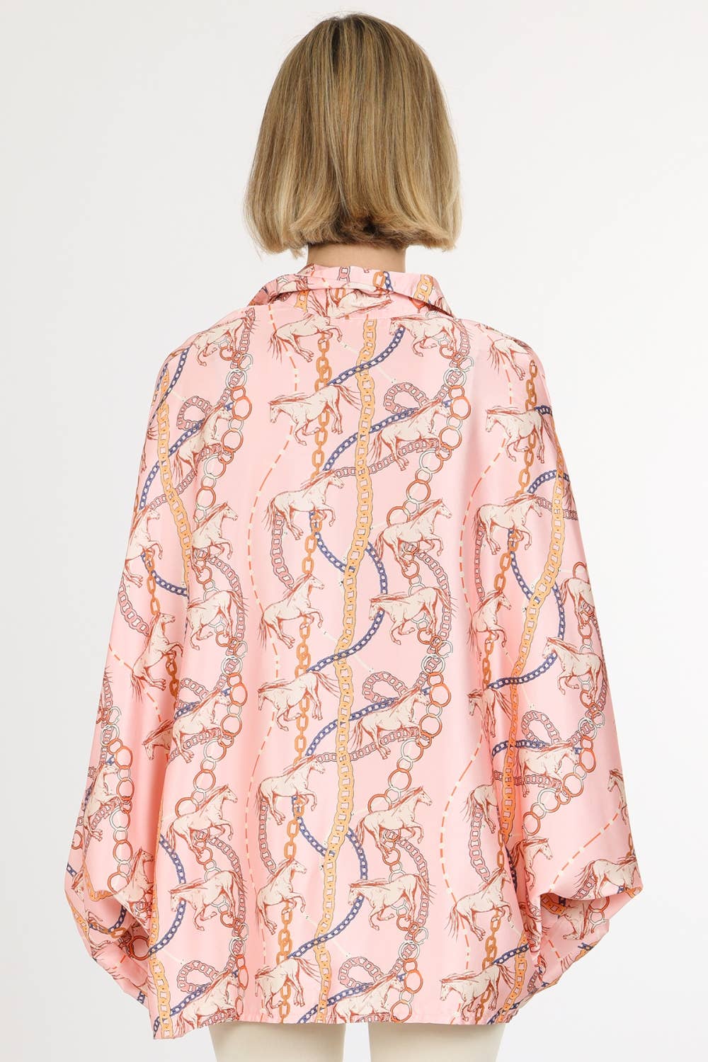 Beulah Style – Blusa - Mulher por atacado – Blusa de Cetim com Estampa de Corrente Multicolorida e Cavalo QC21749