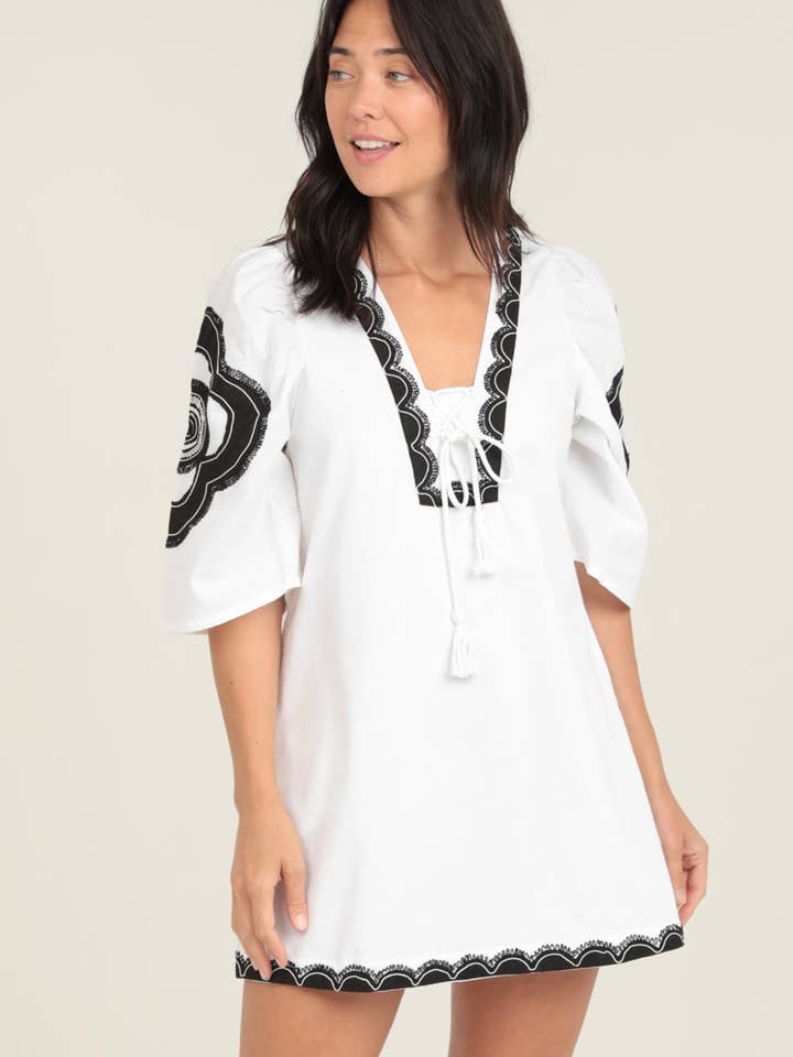 C4J16-EMB V-HALS BRODERET MINI KJOLE TUNIKA for engroshandel hos Nostalgia