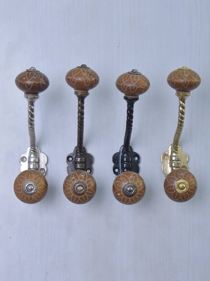 Brun handgjord dekorativ keramisk hängare | Vintage väggkrok | Metallväggkrokar | Möbelhårdvarukrokar | Badkrokar för wholesale av KNOBCO