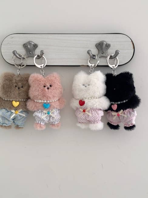Komi Keychain – Furry Friend with Balloon Pants & Heart for wholesale by MOND HAUS