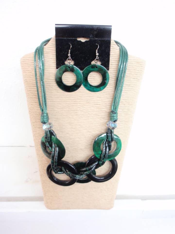 CORDON CIRÉ VERT SARCELLE À 4 BRINS AVEC 5 COQUILLES RONDES, LÈVRE NOIRE pour la vente par International Duru's