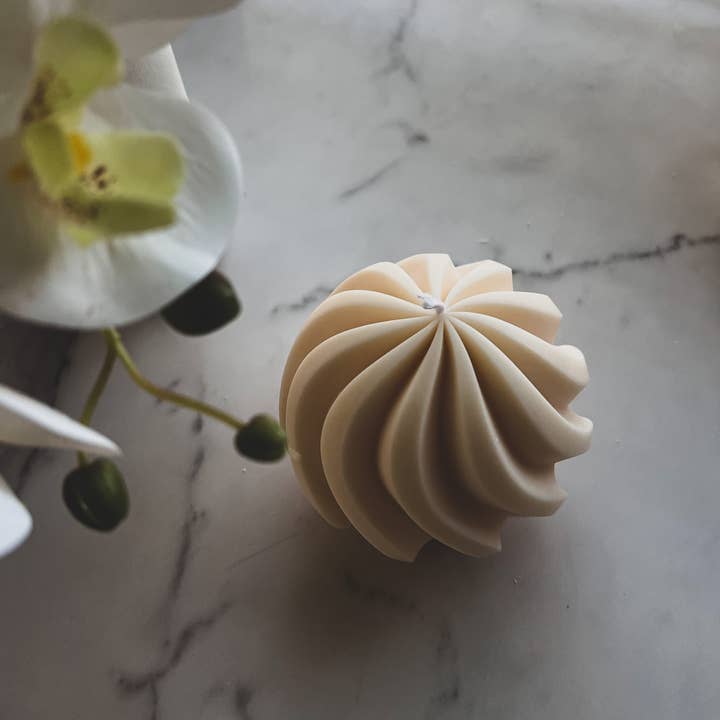 Agaboo Candle – Velas de decoração por atacado – Vela Artisan Swirl Ball 4x4in - Formada3