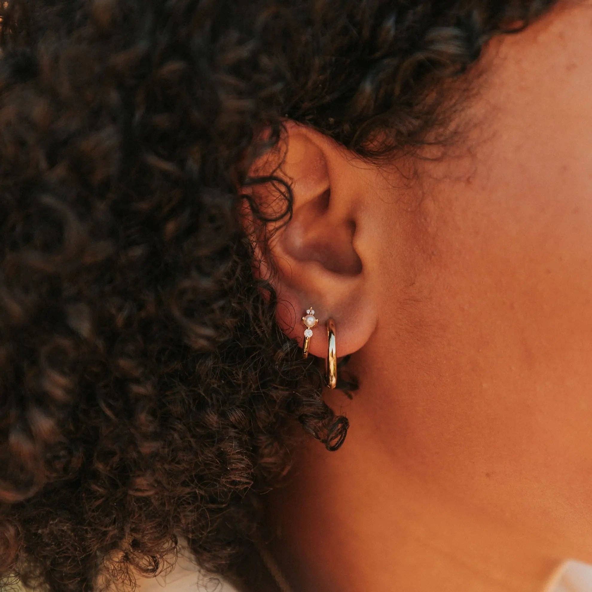 Mauve Jewelry Co. – wholesale Huggieörhängen – Alexandria diamant- och pärlbågar3