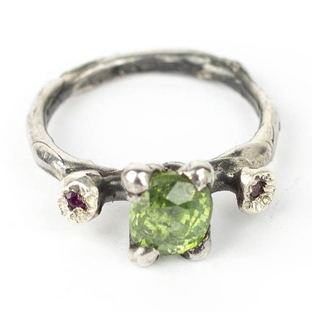 Grön zirkon och rubin fusion ring för wholesale av Arlo Haisek