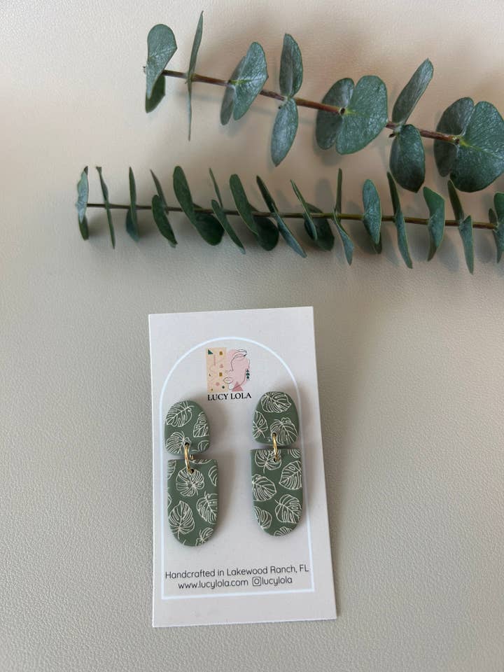 The Livi - Monstera Print - Cremefarben auf Salbeigrün für den Großhandel von lucylola