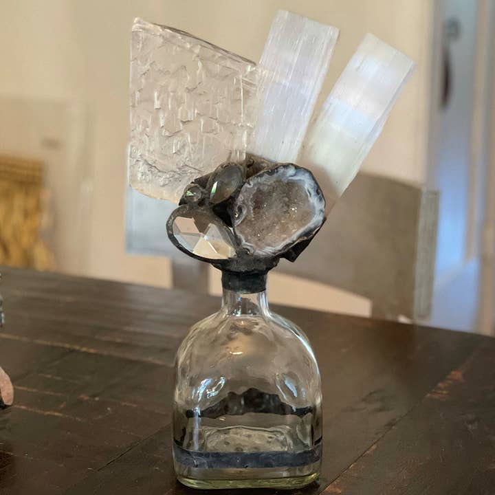 Bouteille Selenite S&S Occos pour la vente par Jamie Dietrich Designs