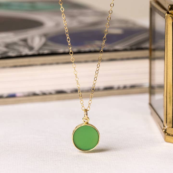 Collier à pendentif en forme de disque en chrysoprase pour la vente par Soul & Little Rose