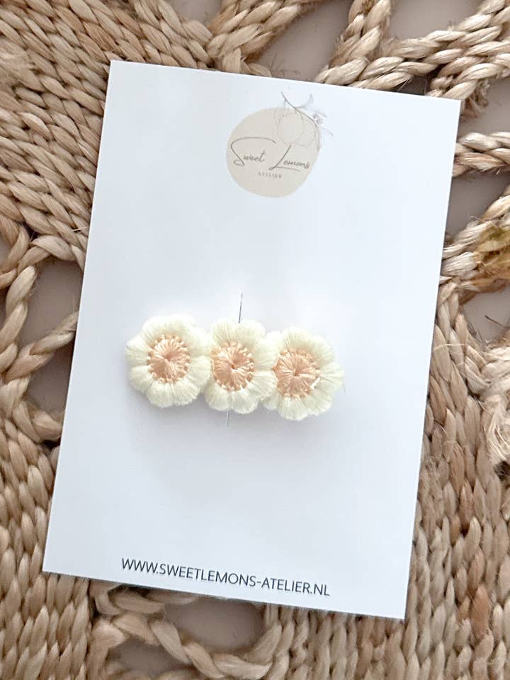 Fermaglio per capelli Soft Flowers - Peach per la vendita all'ingrosso da parte di Sweet Lemons Atelier