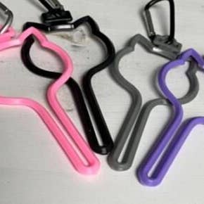 Porte-sac à déjections mains libres en forme de tête de chien pour la vente par Arwen Approved