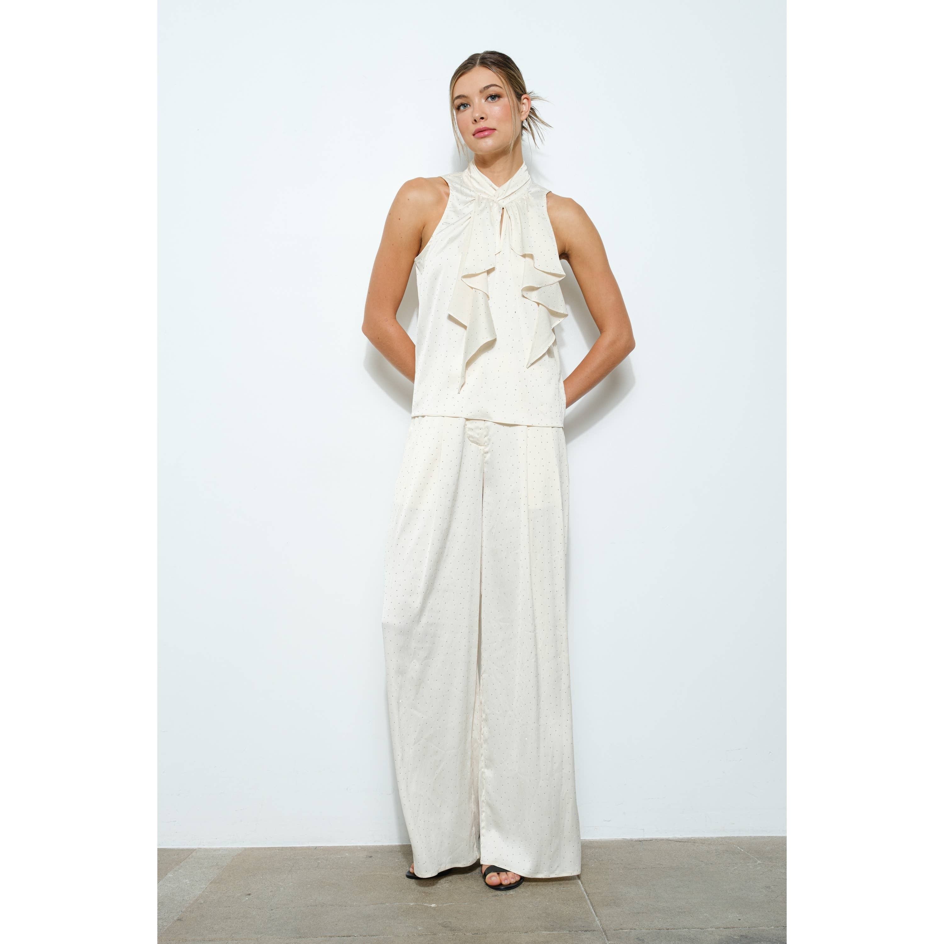 INA – Engroshandel Bluse - Dame – Rhinestone udsmykket top med flæsedetaljer foran11