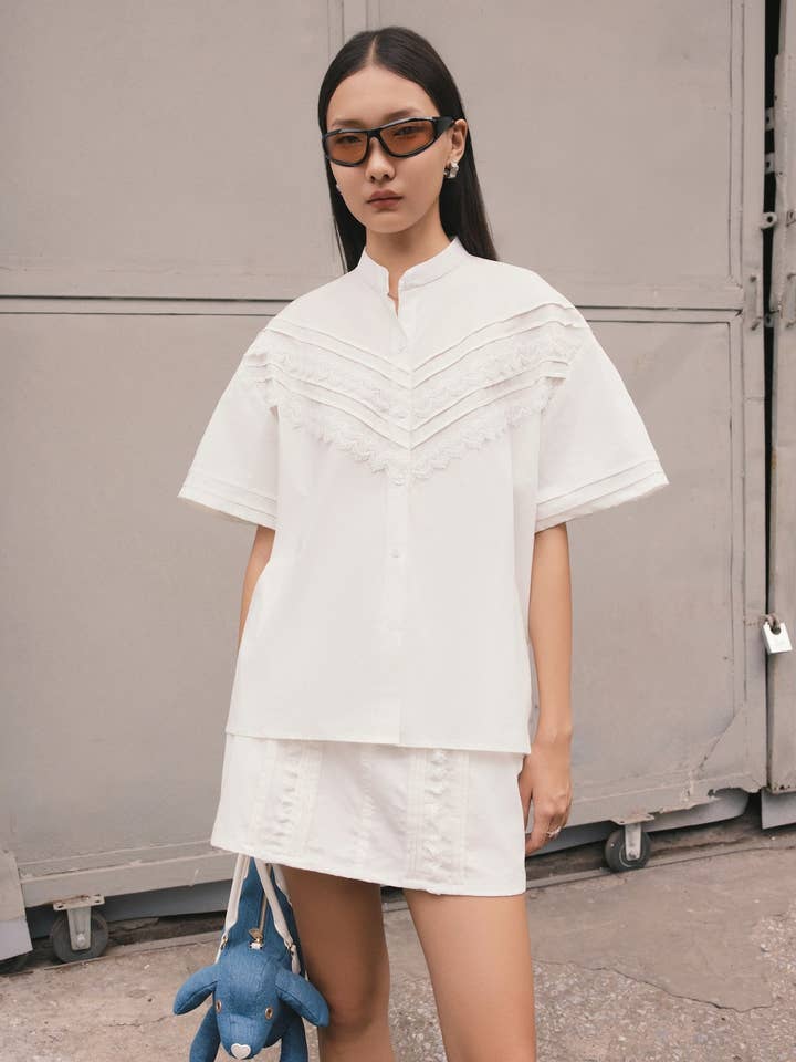 À Tous - Chemise boutonnée blanche en coton à détails lacets pour la vente par SGLOKAL