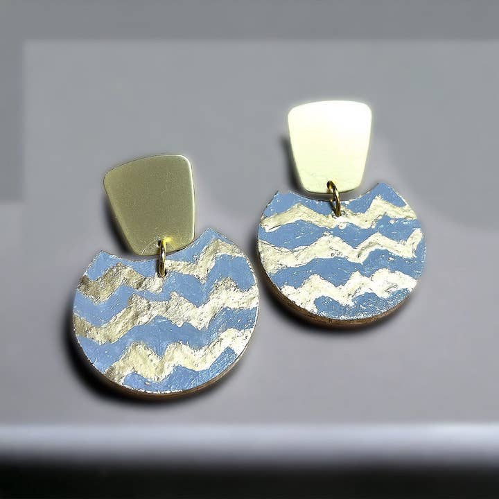 Erfreuen Sie sich an den grauen Chevron-Ohrringen für den Großhandel von Tweeds and Beads