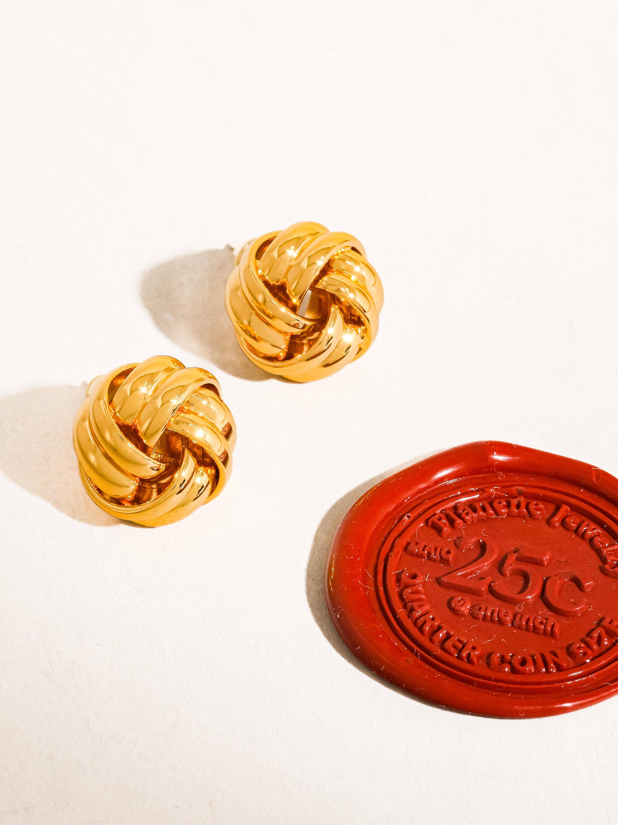 Or jaune Clous classiques tissés en forme de panier Alix en or 18 carats en vente sur Faire1