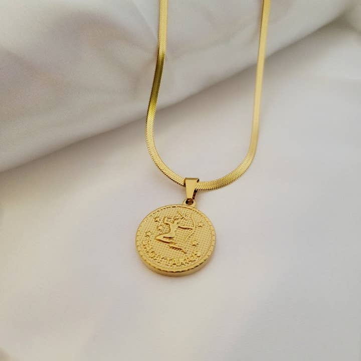 Collier pièce du zodiaque Saggitarius pour la vente par The Casson Collection