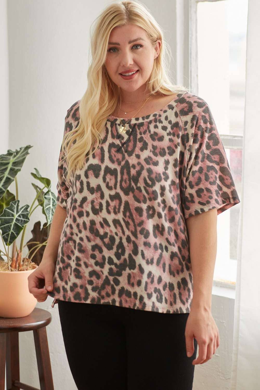 LILLA PLUS RAGLANÆRMET TOP MED LEOPARDPRINT for engroshandel på Faire1
