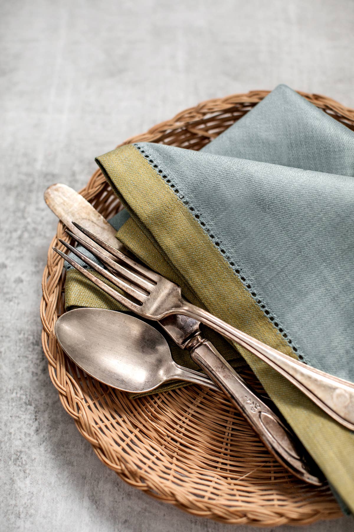 Linen Way Inc. - Wholesale Dinner & Cloth Napkin - Azzura Linen Napkin – Azure with Olive Border2