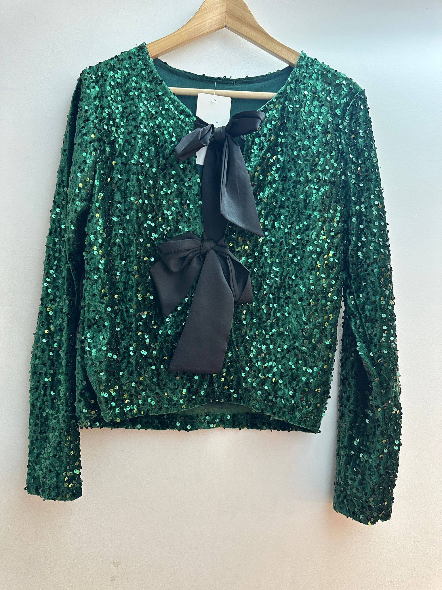 LORIANE – Engroshandel Skjorte med buttondown – til kvinder – LORIANE glitrende fløjlsbluse med sløjfer, model 64014