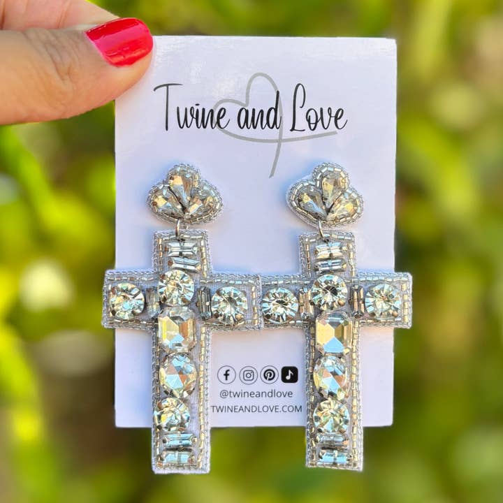 Boucles d'oreilles en croix argentée ornées de bijoux pour la vente par Twine and Love