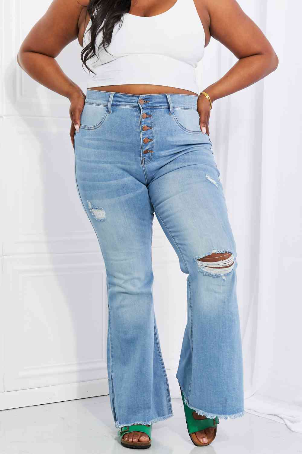 Ljus Vibrerande MIU Jess Button Flare Jeans i full storlek för wholesale på Faire6