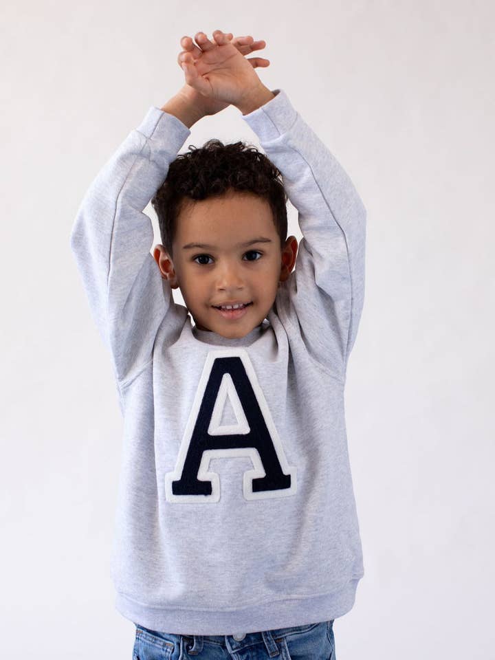 KIDS - Grijs sweatshirt | Grote initiaal voor wholesale door Anitials