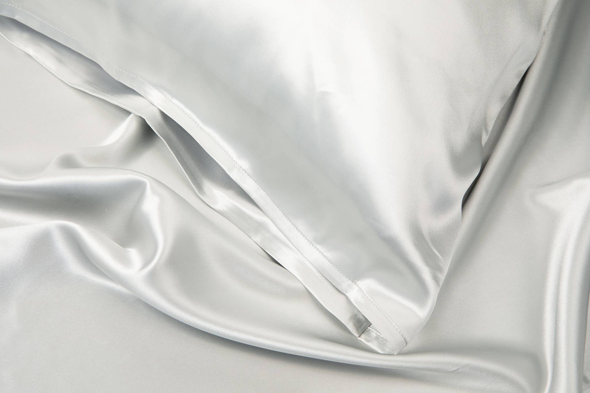 Argent Taies d'oreiller en soie Sillo (Queen), paquet de 2 + trousse de toilette anti-acné en vente sur Faire1