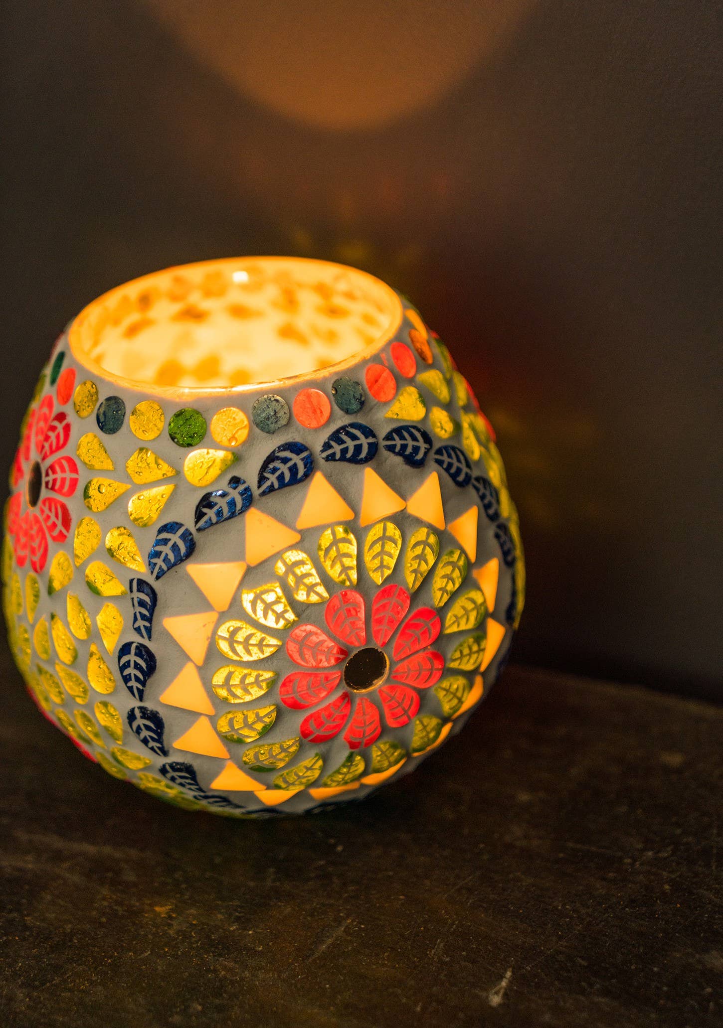 Namaste – wholesale Ljushållare – Ayana flerfärgad ljuslykta i återvunnet glas1