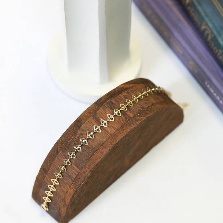 Bracelet en forme de chaîne Evil Eye doré en métal doré pour la vente par The Gilded Witch