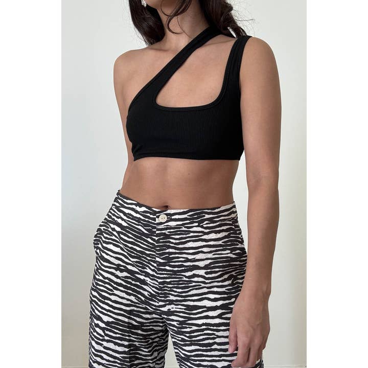CROP TOP ASYMÉTRIQUE À ÉPAULE DÉNUDÉE AVEC DÉCOUPE pour la vente par Salty