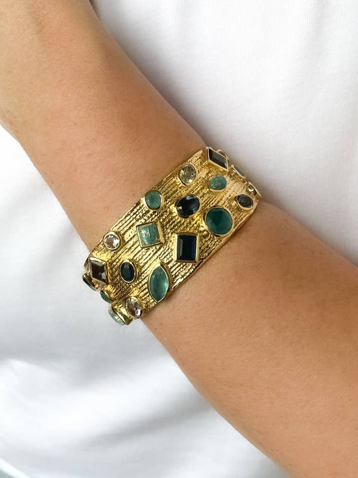 Bracelet en laiton plaqué or avec jade, topaze bleue et pierres mixtes pour la vente par AJS Design Studio