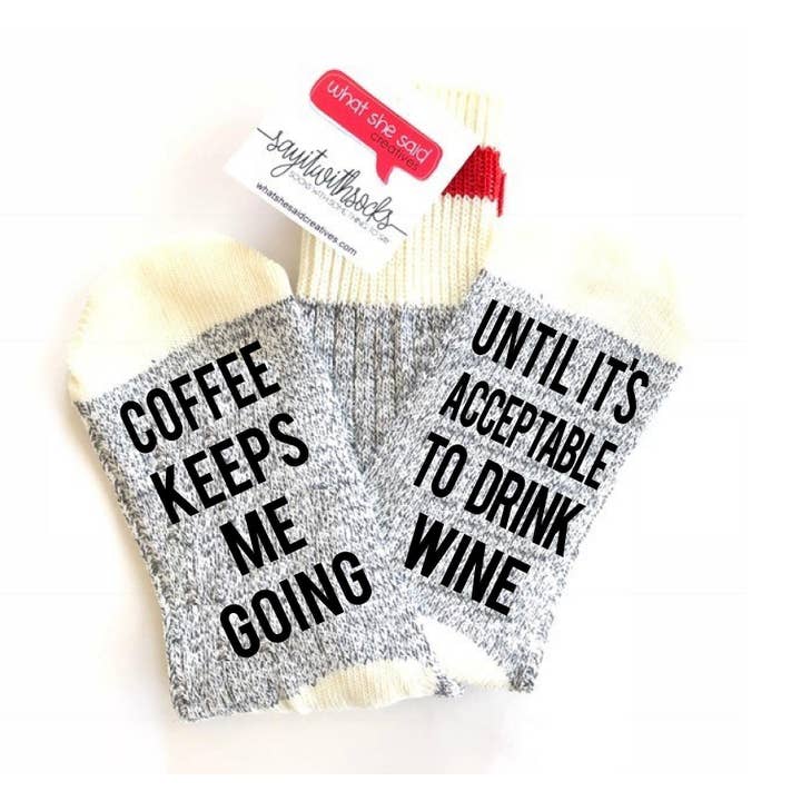 Koffie Houdt me Gaande Sokken voor wholesale door What She Said Creatives