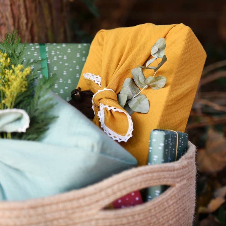 Envoltorio de regalo de tela con ribetes de color amarillo mostaza forestal reutilizable para venta al por mayor de Clara and Macy